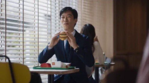 @yamatofrancesko 一人でマックでこんなに良い笑顔で食べる方が難易度高いかと？ 