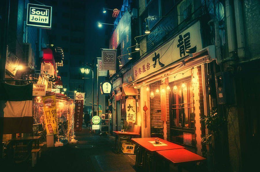 fubiz's tweet photo. Night Photography in Tokyo’s Back Alleys https://t.co/uD3U1lBSxL https://t.co/MeuYvDK8KQ