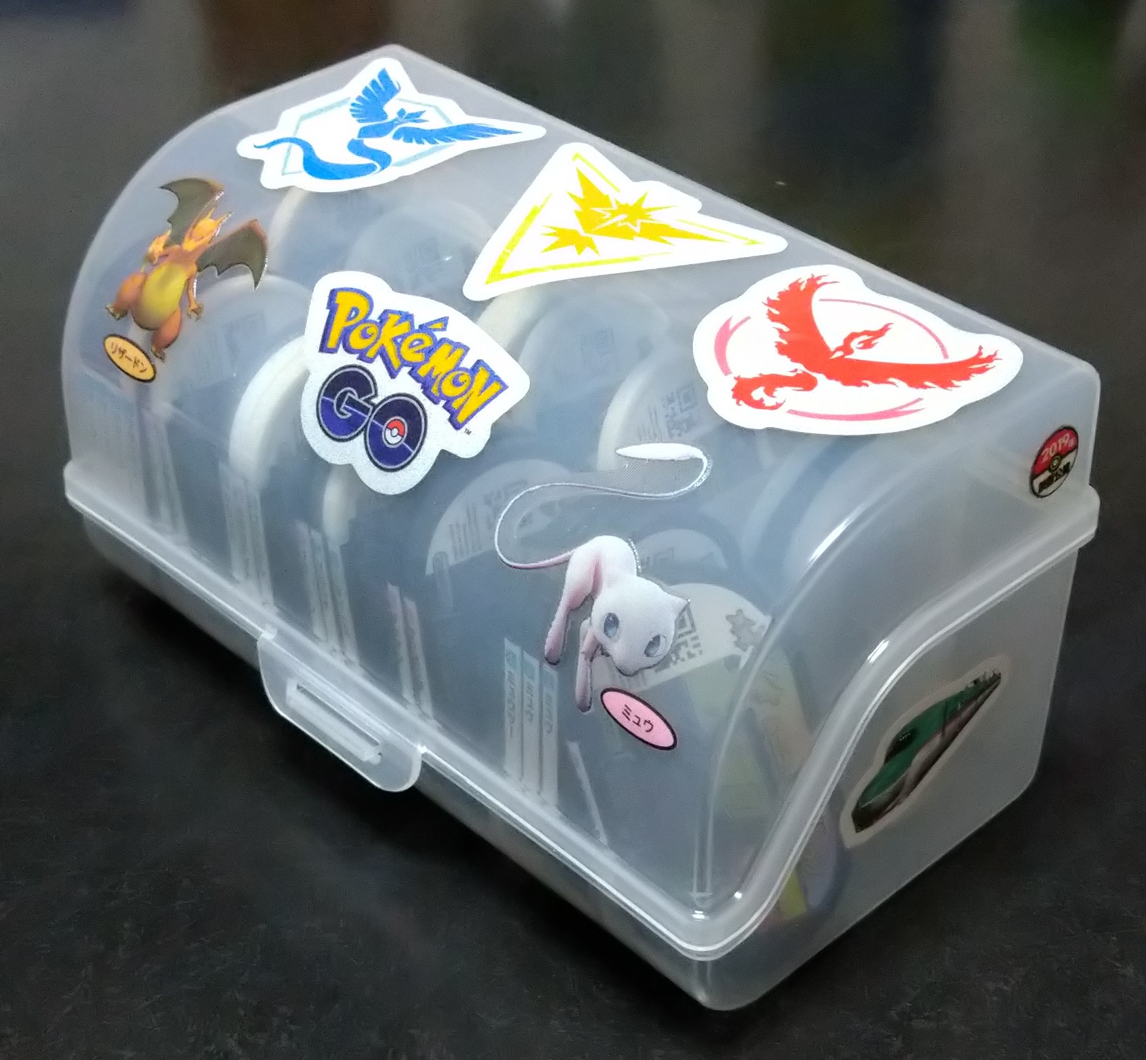 マクビ 息子がポケモンメザスタにハマった タグ収納ケースを作らなければ と思い 100均 で良さげなモノを発掘 薄めのプラ版で仕切りを増やして収納数を強化 ポケモンgoのシールとか ポケモンパンのシールとか 新幹線シールを使って息子と二人で楽しく マクビ 息子がポケモンメザスタにハマった タグ収納ケースを作らなければ と思い 100均 で良さげなモノを発掘 薄めのプラ版で仕切りを増やして収納数を強化 ポケモンgoのシールとか ポケモンパンのシールとか 新幹線シールを使って息子と二人で楽しく