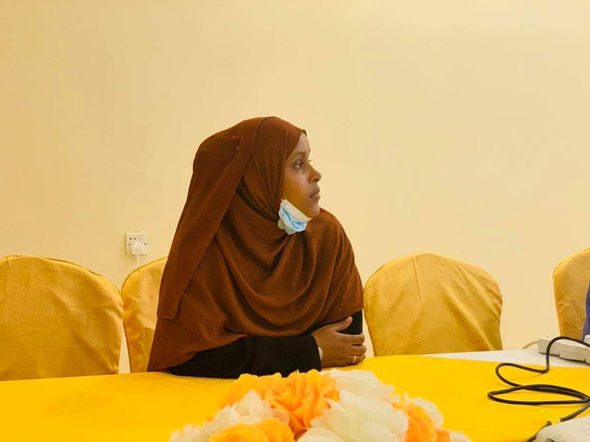 SUSFSomalia's tweet photo. Mudane Cabduqadir Ysuuf Caraale oo ah Guddomiye ku xigeenka koowaad ee dhanka arrimaha dibadda oo kulanka uga qeyb galay barta ZOOM-ka ayaa ka warbixiyay waxqabadkii sannadkan ee Ururuka Jaamacadaha Soomaaliyed.

#SUSFAnnualMeeting2020
#SUSF2020 https://t.co/g4hAerYiAw