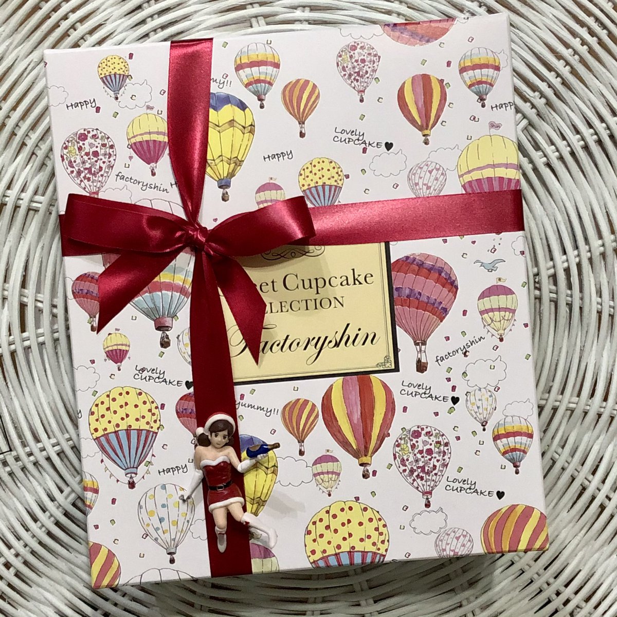 take_kagoMUG's tweet photo. もうすぐクリスマス
かわいいカップルケーキもらった🥰
#カップケーキ #capcake #ファクトリーシン #factoryshin #スイーツ #sweets #お菓子 #ケーキ #クリスマス #サンタクロース #フチ子 #fuchiko https://t.co/QhzVzJHlzc