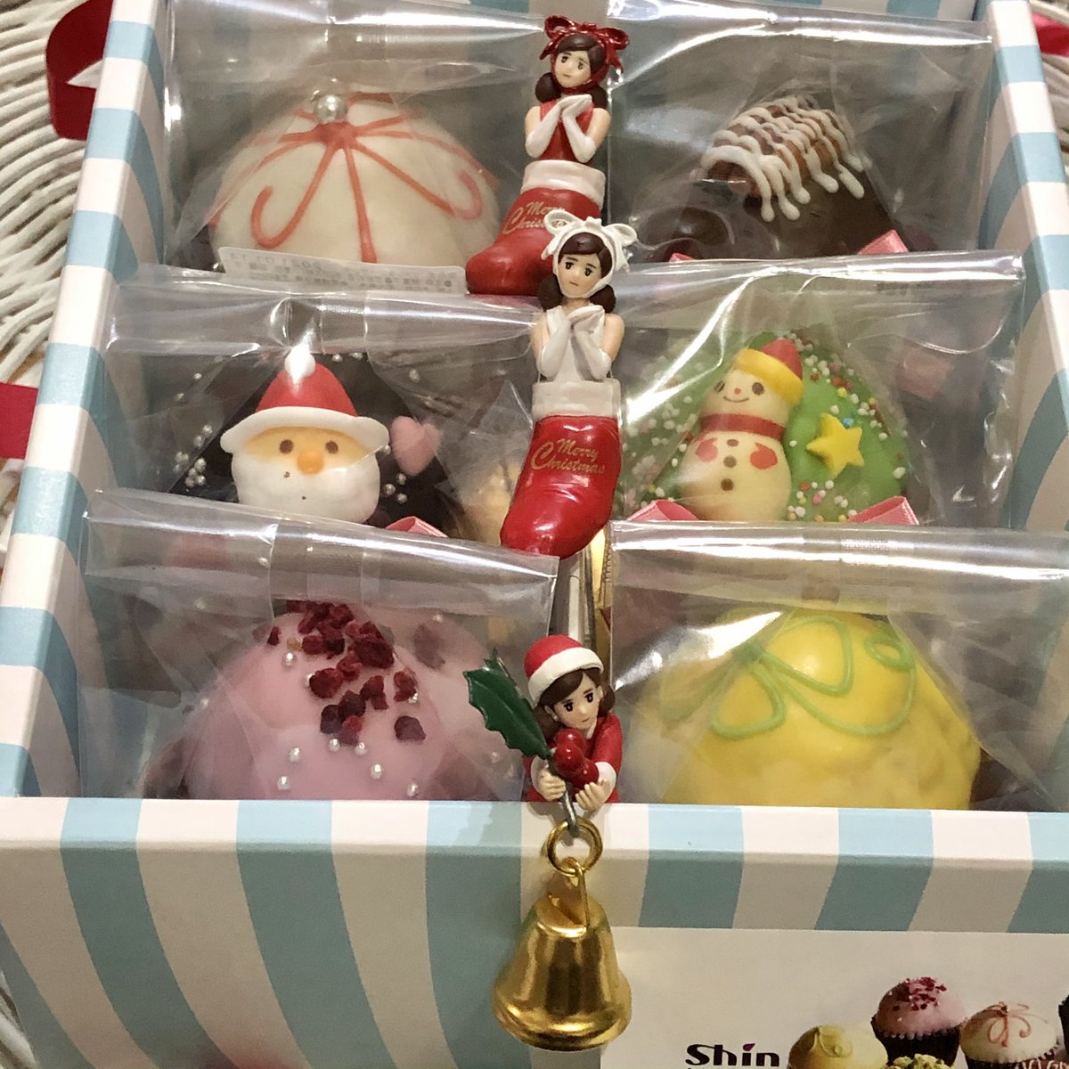 take_kagoMUG's tweet photo. もうすぐクリスマス
かわいいカップルケーキもらった🥰
#カップケーキ #capcake #ファクトリーシン #factoryshin #スイーツ #sweets #お菓子 #ケーキ #クリスマス #サンタクロース #フチ子 #fuchiko https://t.co/QhzVzJHlzc