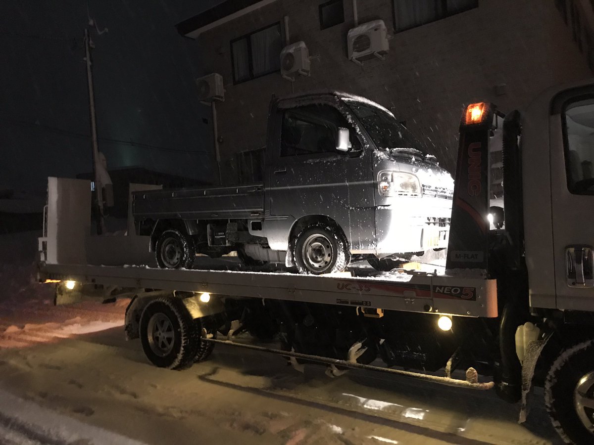kohtamu's tweet photo. 空荷の二駆の軽トラは無力感最高w 家からも出られないレベルなんでさっそく修理をマイメカニックに頼んだら積載近くまで来てるってグッドタイミング!9時ピックアップしてもらって本荘のM-FLATさんまで(^^)/ #ハイゼット #mflat https://t.co/n9Acj3XORw