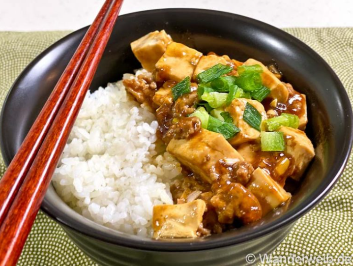 wanderweib's tweet photo. Heute tische ich Mapo Tofu (麻婆豆腐) auf. Die leckere 'Donburi' (Reisgericht in einer Schüssel) mit Hackfleisch, Tofu und Lauch ist schnell gemacht, leicht und auch bei Kindern sehr beliebt:
https://t.co/5gsC9GYG2b
#wanderweibkocht #japanrezept #donburi #rezeptidee #mapodofu https://t.co/EIpBudZehr