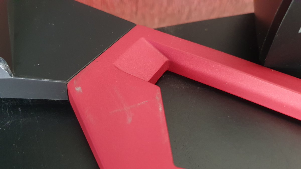 Ben_vhk's tweet photo. so you send your screen up for repair (nicely packed and pickup at my doorstep by @DHLNL ) and this is what you get back.. Screen is fixed but now the stand is trashed @Acer_Nederland 
Looks like it fell out of the truck :/ https://t.co/DNRh0kd3lR