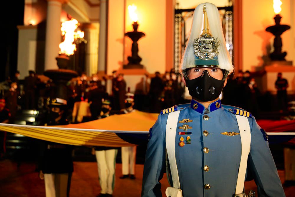 mineducacion_ve's tweet photo. #MásTemprano | Min. @psuvaristobulo junto a autoridades del Gobierno Bolivariano, participó este jueves en la izada de la Bandera en el Panteón Nacional, para conmemorar los 190° años de la siembra de nuestro Libertador Simón Bolívar. @NicolasMaduro #BolívarEsPueblo https://t.co/KLOFJHG7HN