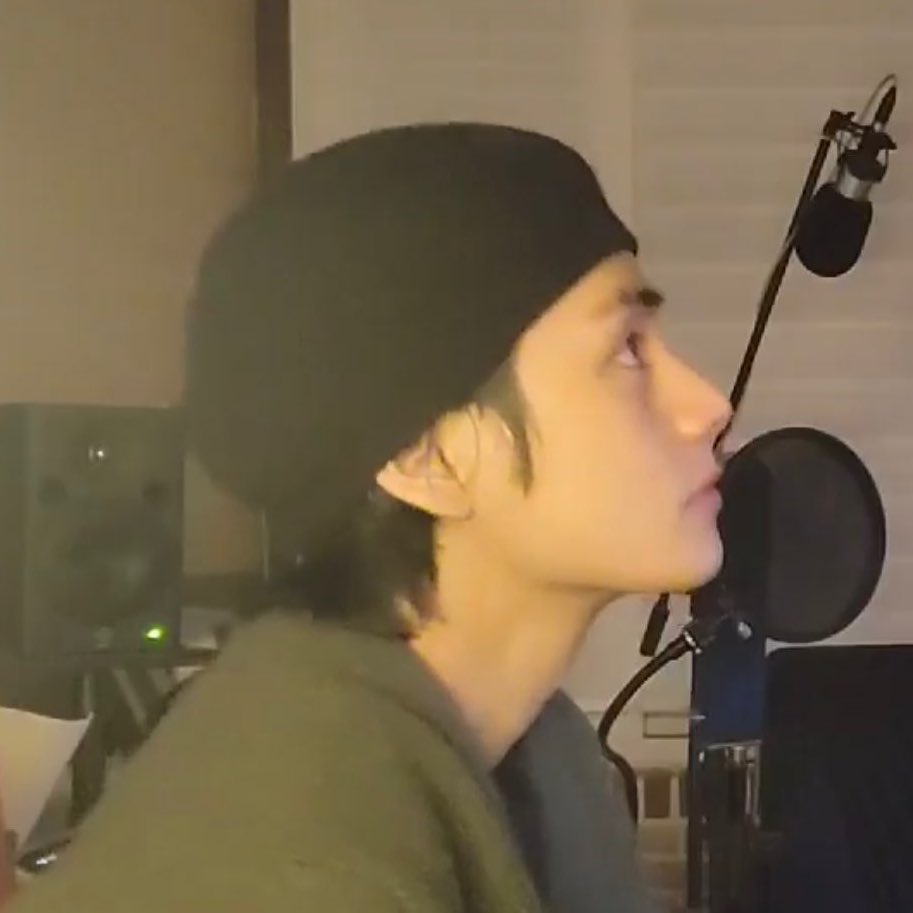 taehyung wearing beanies ; a cute thread 