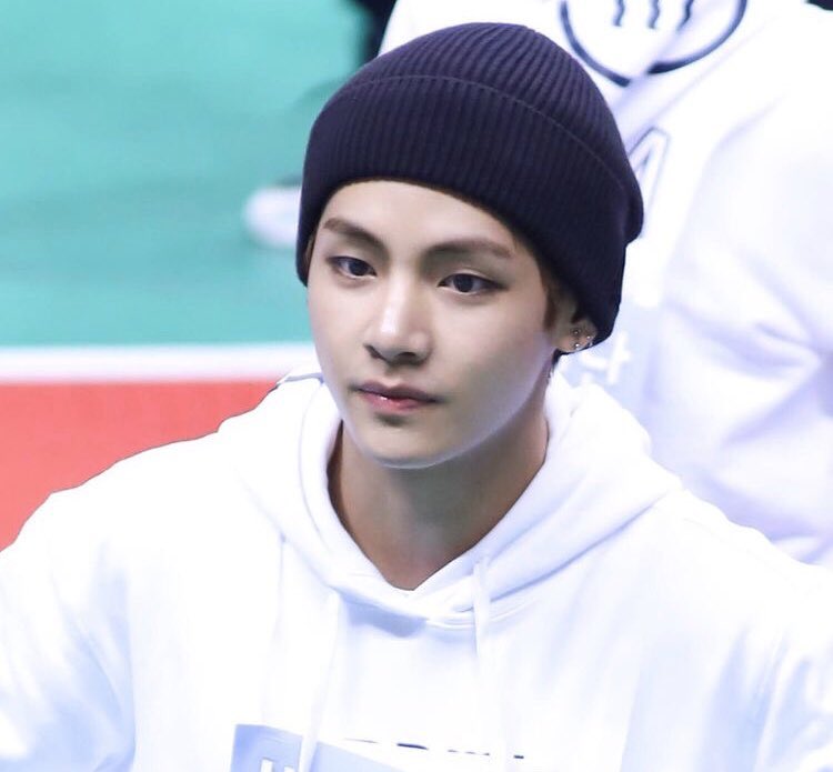 taehyung wearing beanies ; a cute thread 