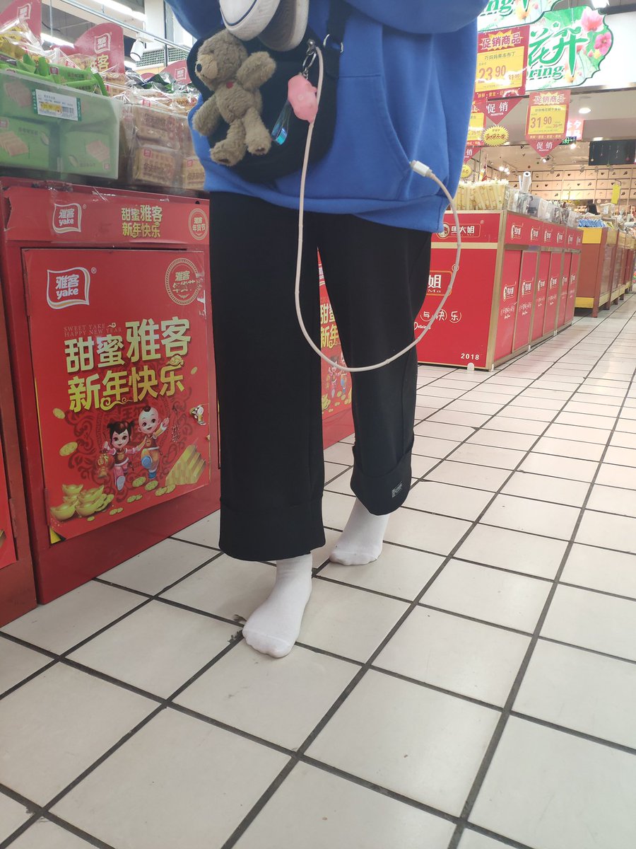 Man950610's tweet photo. 只穿袜子逛商场 https://t.co/HCxbCpbbVy