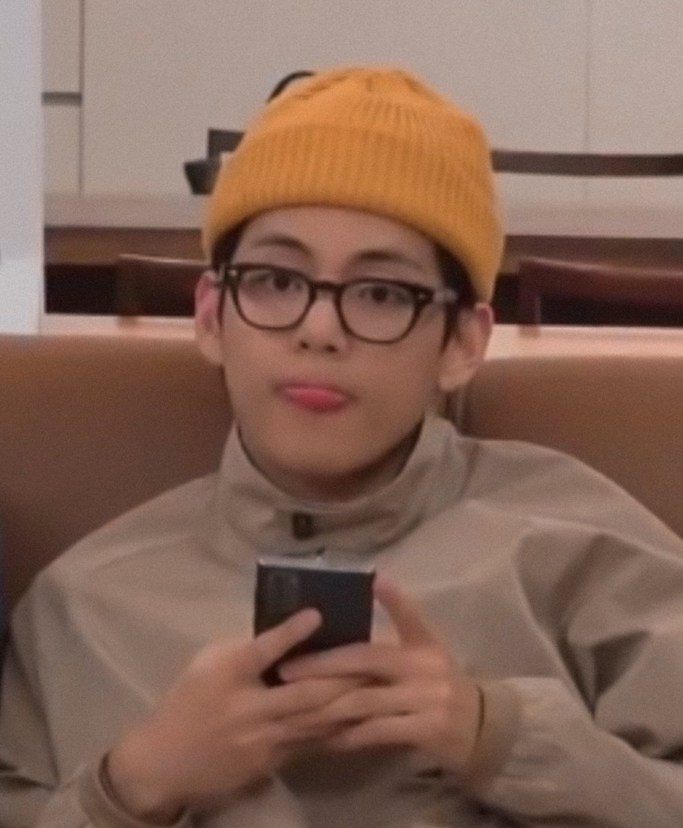 taehyung wearing beanies ; a cute thread 