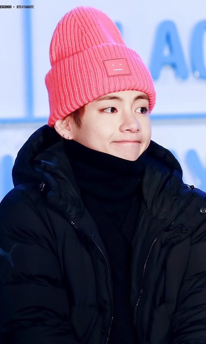 taehyung wearing beanies ; a cute thread 