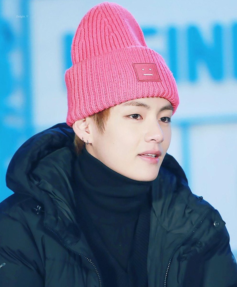taehyung wearing beanies ; a cute thread 