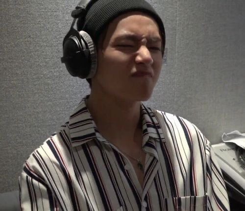 taehyung wearing beanies ; a cute thread 