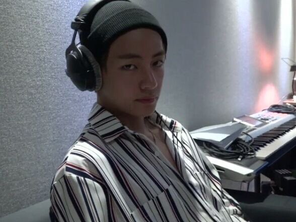 taehyung wearing beanies ; a cute thread 