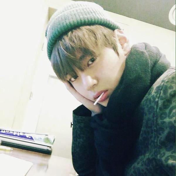 taehyung wearing beanies ; a cute thread 