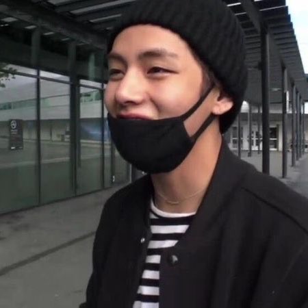 taehyung wearing beanies ; a cute thread 