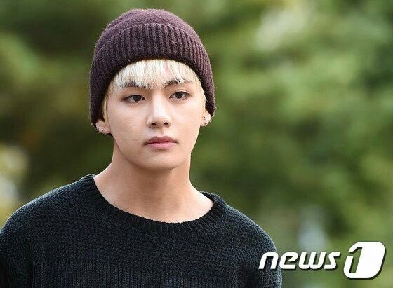 taehyung wearing beanies ; a cute thread 