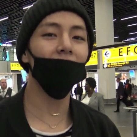 taehyung wearing beanies ; a cute thread 