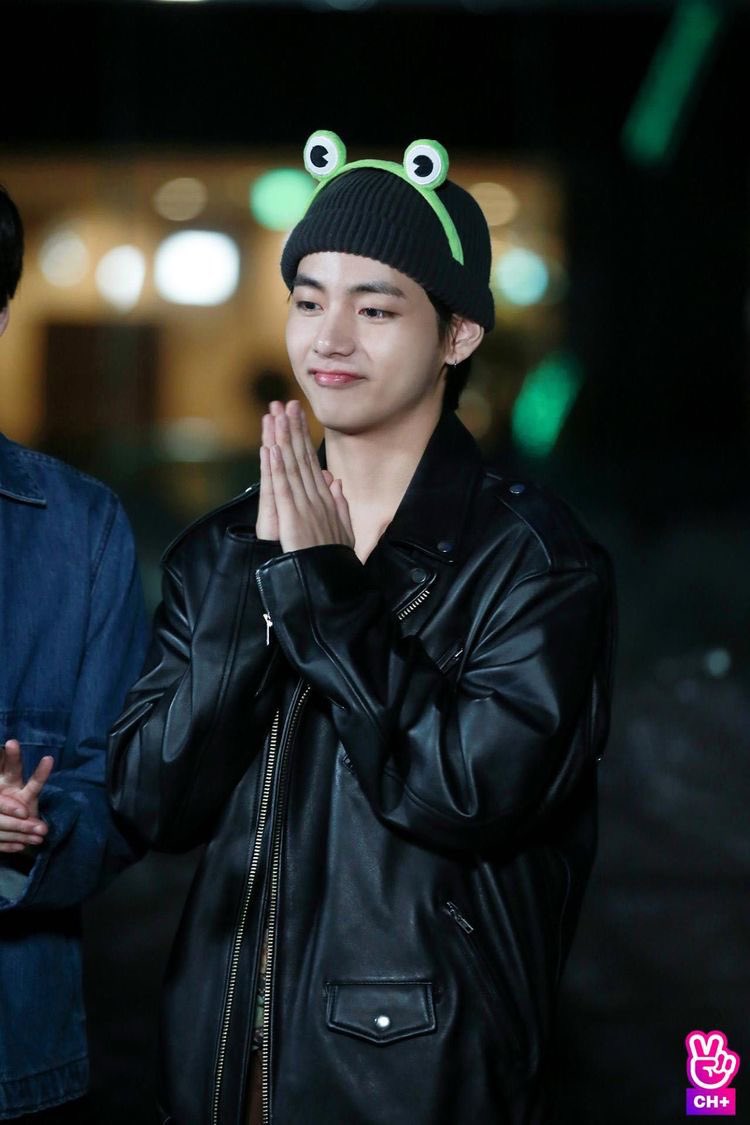 taehyung wearing beanies ; a cute thread 