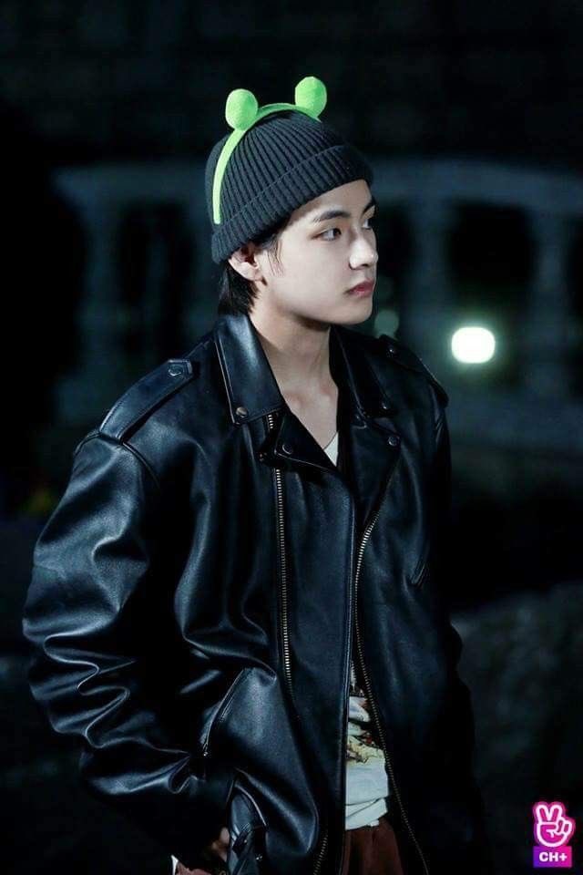 taehyung wearing beanies ; a cute thread 