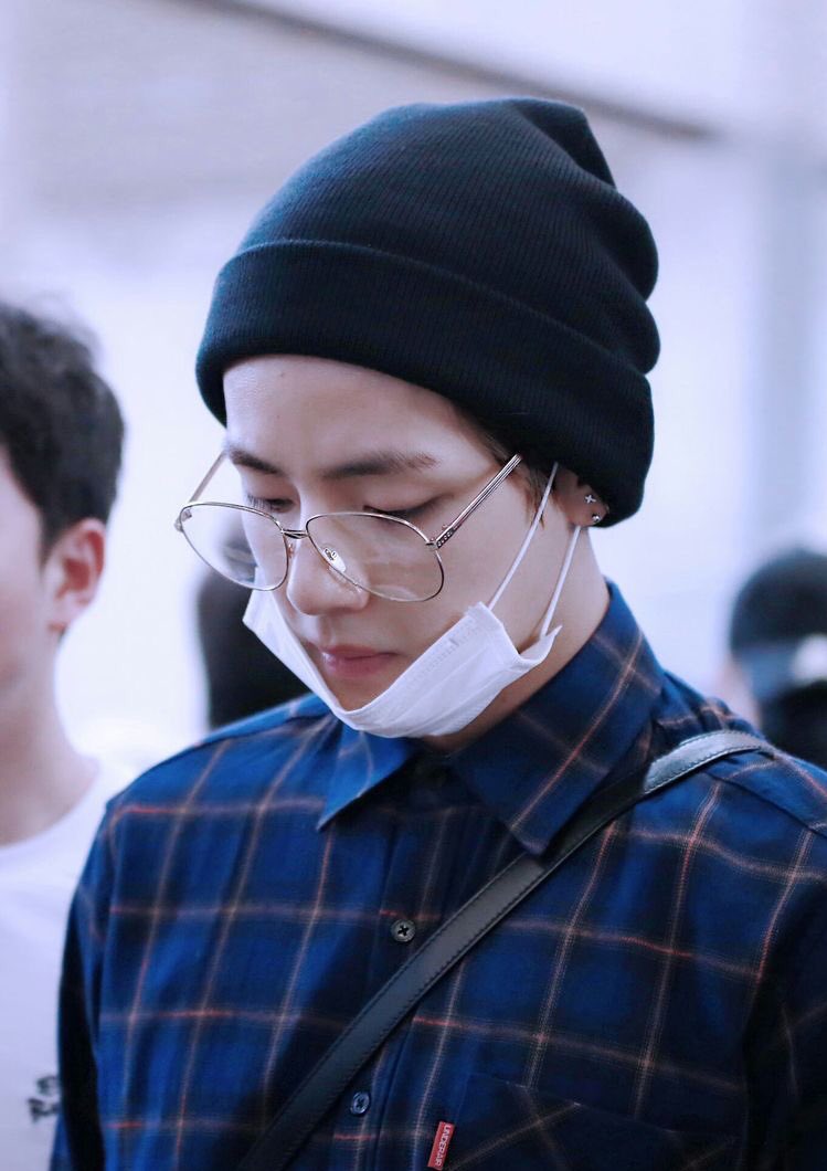 taehyung wearing beanies ; a cute thread 