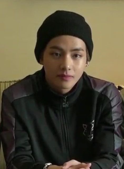 taehyung wearing beanies ; a cute thread 