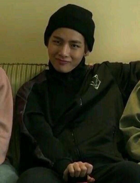 taehyung wearing beanies ; a cute thread 