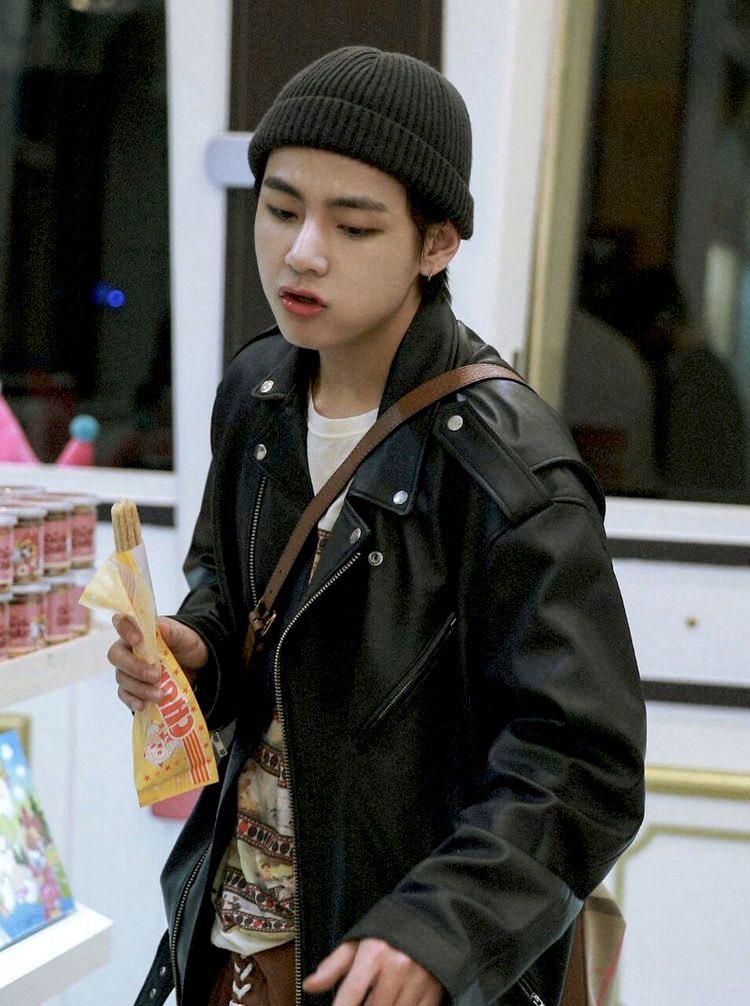 taehyung wearing beanies ; a cute thread 