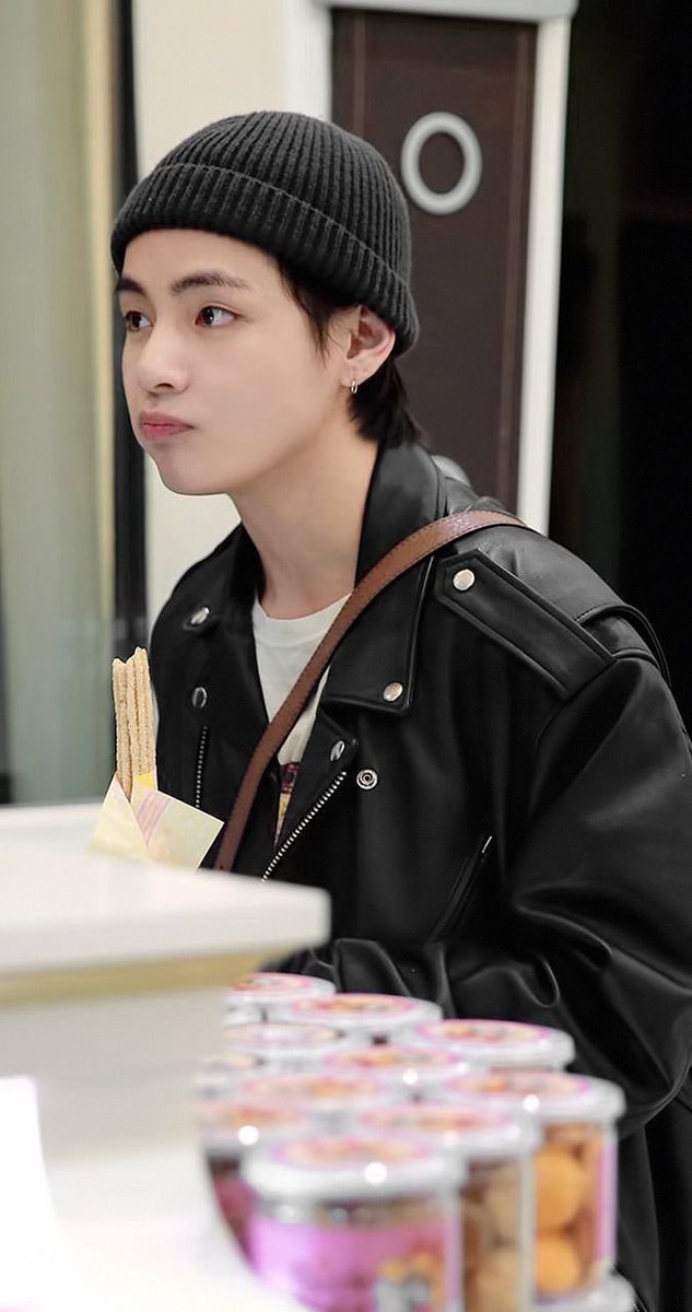 taehyung wearing beanies ; a cute thread 