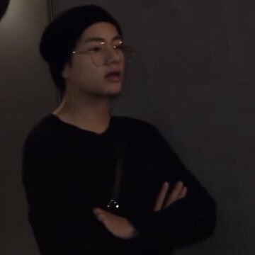 taehyung wearing beanies ; a cute thread 