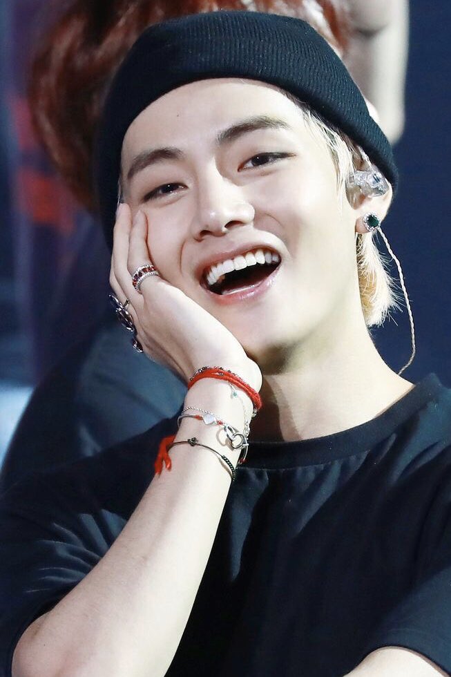 taehyung wearing beanies ; a cute thread 