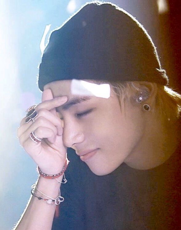 taehyung wearing beanies ; a cute thread 