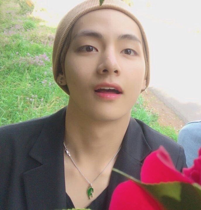 taehyung wearing beanies ; a cute thread 