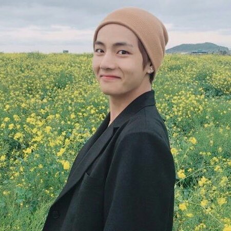 taehyung wearing beanies ; a cute thread 