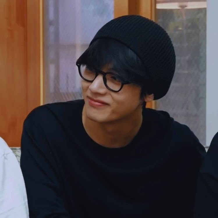 taehyung wearing beanies ; a cute thread 
