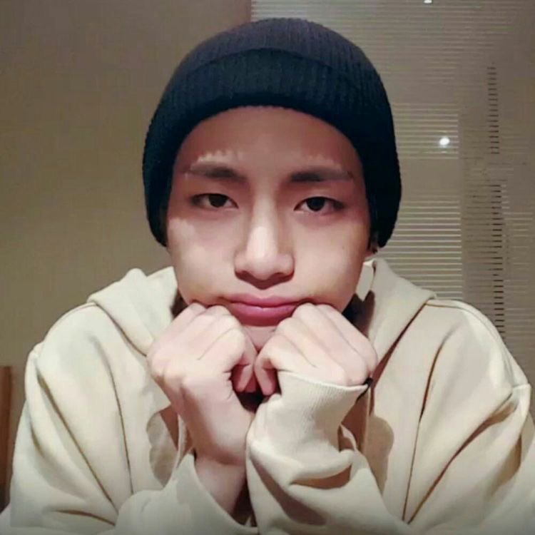 taehyung wearing beanies ; a cute thread 