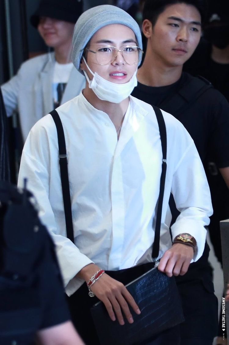 taehyung wearing beanies ; a cute thread 