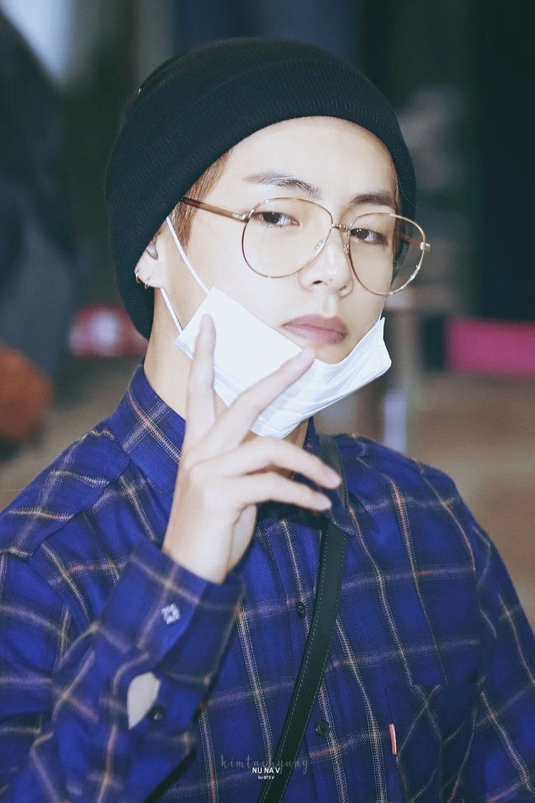 taehyung wearing beanies ; a cute thread 