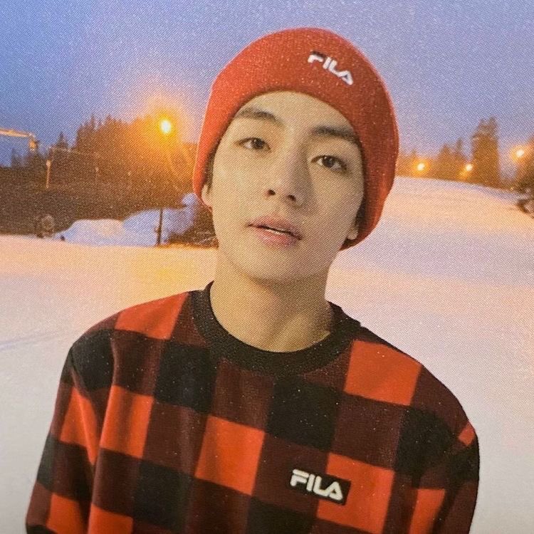 taehyung wearing beanies ; a cute thread 