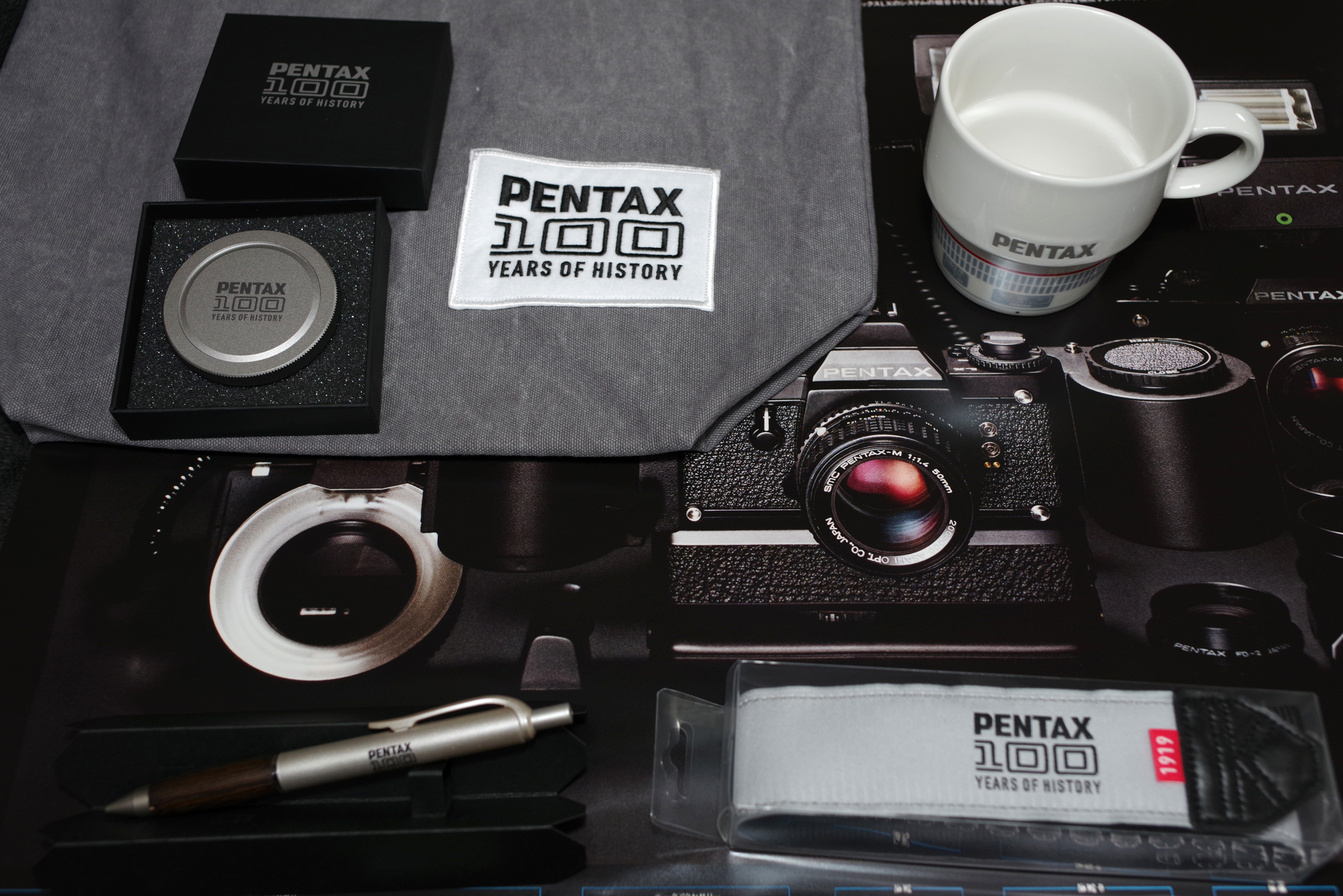PENTAX 100周年記念ボディキャップになります。 Amazon.co.jp: ペンタックス100周年記念カメラボディキャップ