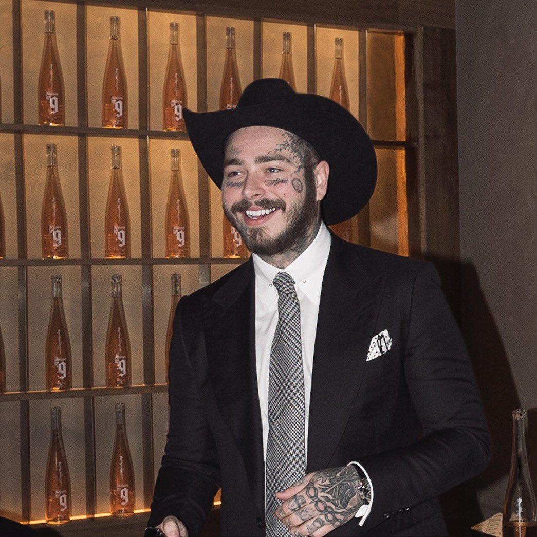 PostMalone's tweet photo. .@maison9wine is now available in the UK 🇬🇧 https://t.co/t6WXKP0p69 https://t.co/Ry5Kqn5Du7