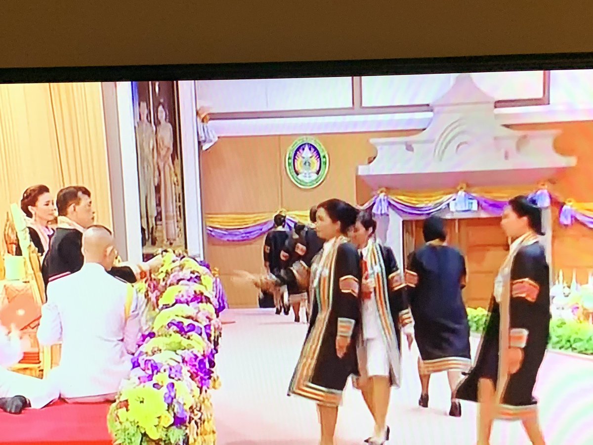 thanaaer1's tweet photo. ใครๆอยากรับปริญญากับพระองค์ท่าน #รักชาติไทยไม่เอาคนทําลาย https://t.co/kUpJDRdT4I
