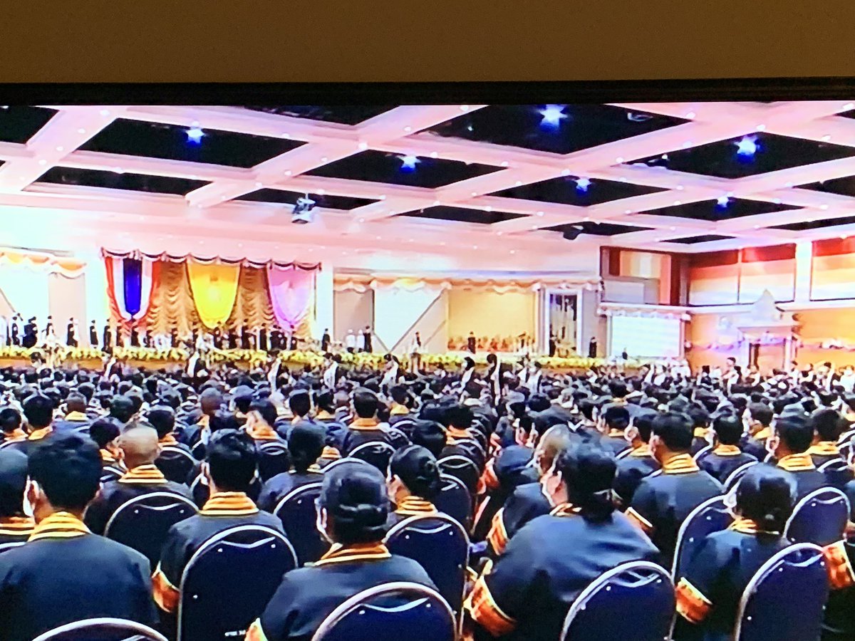 thanaaer1's tweet photo. ใครๆอยากรับปริญญากับพระองค์ท่าน #รักชาติไทยไม่เอาคนทําลาย https://t.co/kUpJDRdT4I