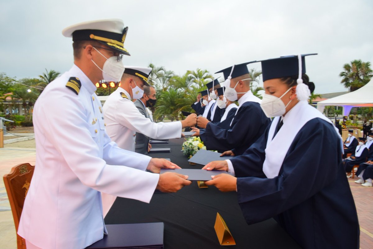 armada_ecuador's tweet photo. #Salinas| En la #EscuelaSuperiorNaval se efectuó la ceremonia de graduación como Licenciados en Ciencias Navales y Logística Naval de los Guardiamarinas de 4to año culminando con éxito su formación académica #ESSUNA https://t.co/SqPqDIkI2Q
