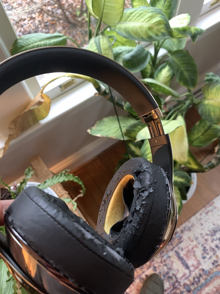 MaxDubinsky's tweet photo. @beatsbydre hi guys! Is this normal? I can’t even wear these anymore because the cushion peels so badly and gets debris everywhere :( https://t.co/QK1cTRjfcT