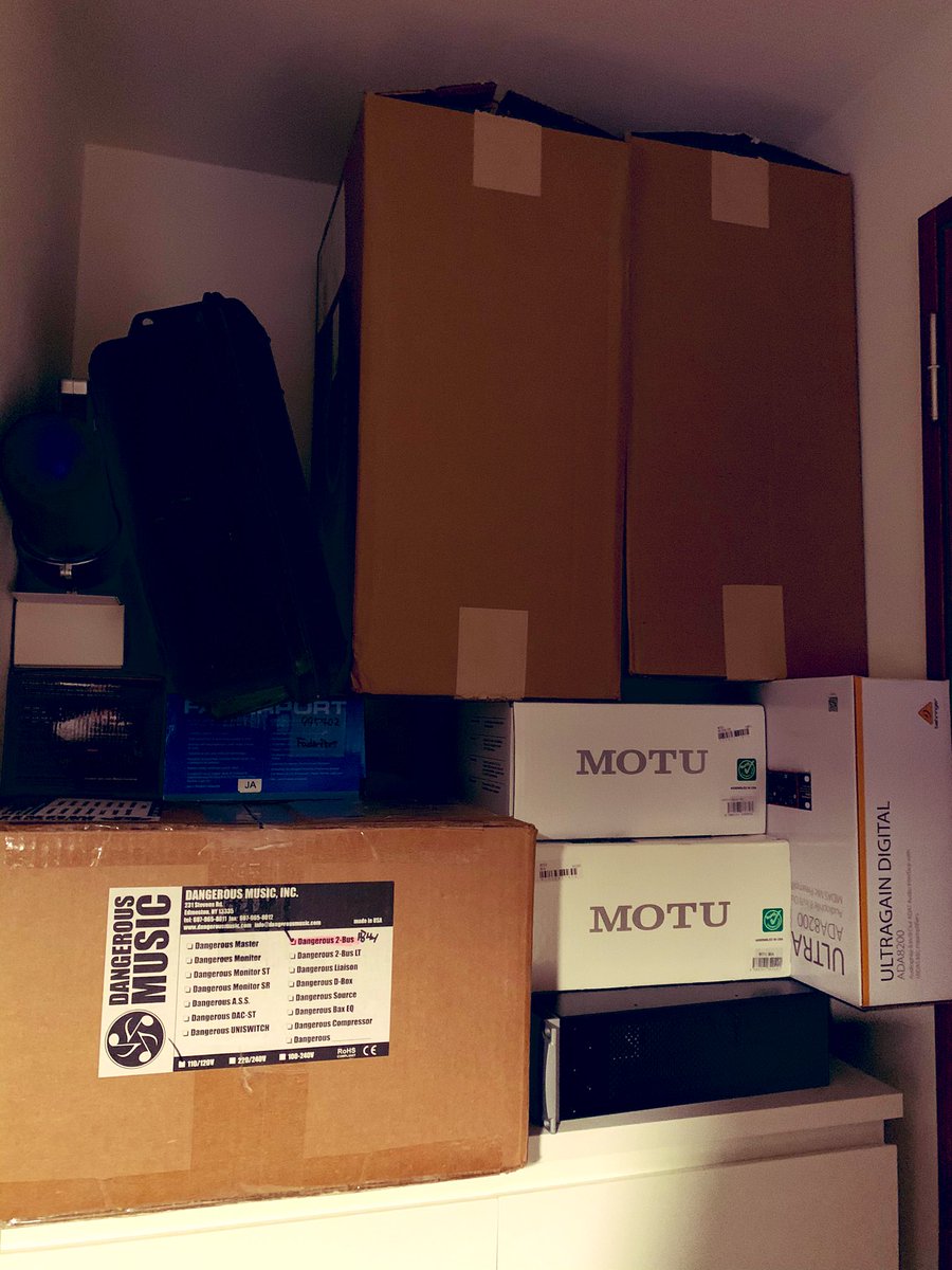 マニピュレーターの家、MOTUの空き箱積まれがち。（あと3つくらいある）
#MOTU
#828es
#828x
#M64
#UltraliteAVB
#Microlite
#AVBSwitch