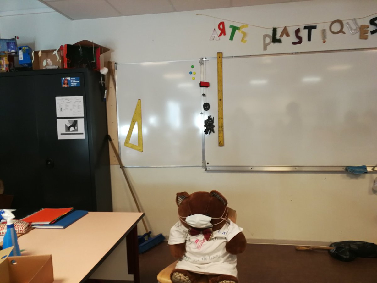 spauzat's tweet photo. Jean en arts plastiques découvre le CDI mobile... Mais qui conduit ce drôle d'engin ? Mme CDI propose une sélection de livres pour les vacances @jmblanquer #jesuisprofdoc #profdocencolere #pasdevanteleves https://t.co/N4OXluWTMX