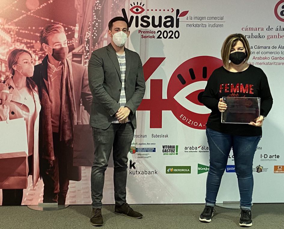 isalazarochoa's tweet photo. He estado en los #PremiosVisual2020 a nuestro #ComercioLocal que organiza la @camaradealava . Felicidades a @EkiaFotografos a quien he dado el segundo premio de los Visual Sariak 2020 📸 #VitoriaGasteiz #Álava https://t.co/mD5pRySsPD