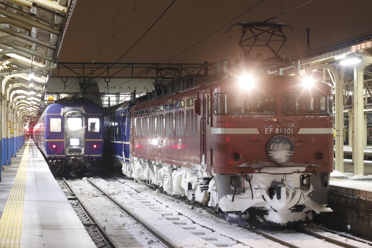 Sugi Ja 臨時化によって深夜の直江津で実現した日本海の上下列車並び 黙って撮影に行くと 嗅覚の鋭い知り合いばかり 停車時間も長かったので 50mm単焦点で構図を決めてバルブが出来ました Sugi Ja 臨時化によって深夜の直江津で実現した日本海の上下列車並び 黙って撮影に行くと 嗅覚の鋭い知り合いばかり 停車時間も長かったので 50mm単焦点で構図を決めてバルブが出来ました