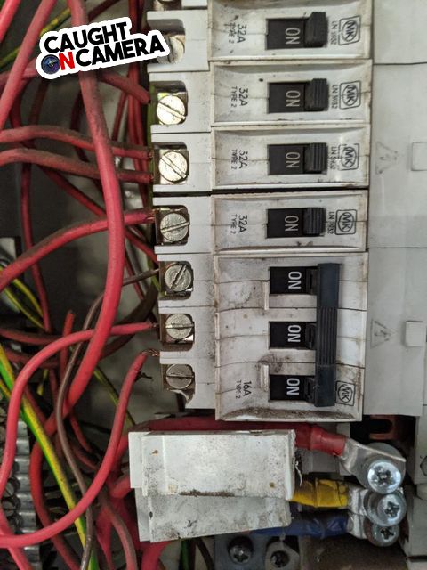 BuzzElect's tweet image. Some shocking Caught on Camera footage shared by @proelectrician - but not from a @BuzzElect job!  buff.ly/3msYi8C